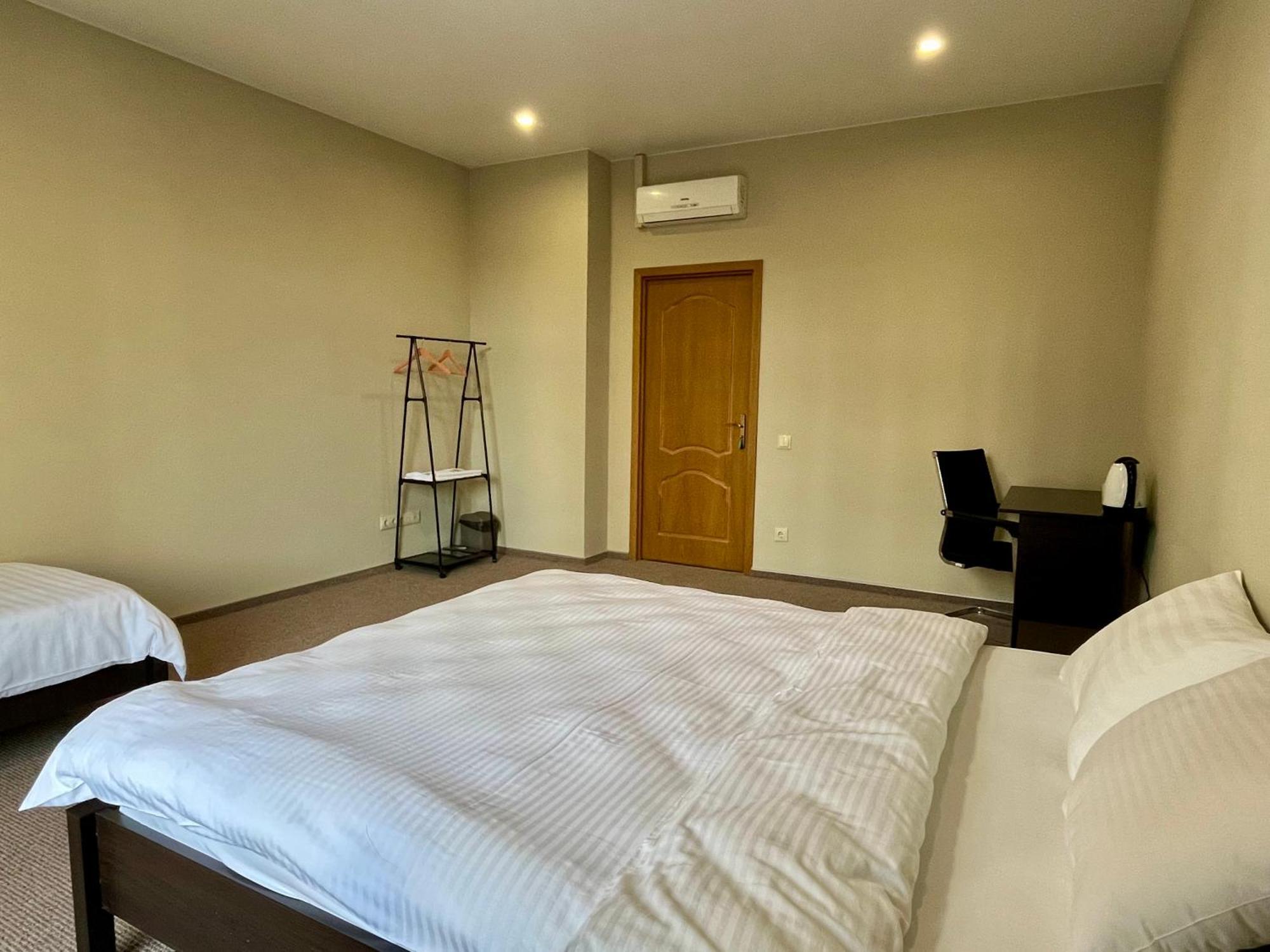 4Room Hostel Киев Екстериор снимка